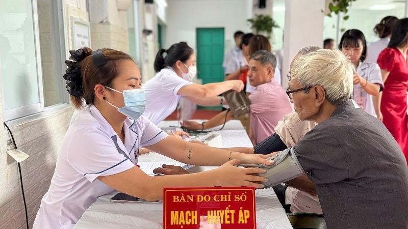 Xã Thanh Trì khám bệnh, tư vấn sức khỏe và cấp thuốc cho người có công, đối tượng chính sách