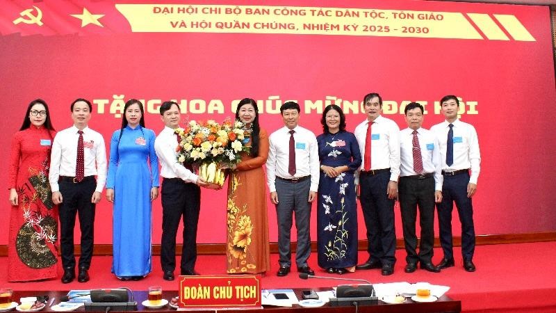  Quyết tâm triển khai có hiệu quả các cuộc vận động, phong trào thi đua yêu nước