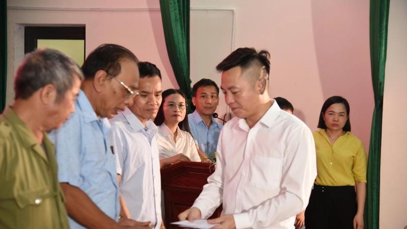 Tặng quà và khám bệnh miễn phí cho thương bệnh binh, các gia đình chính sách