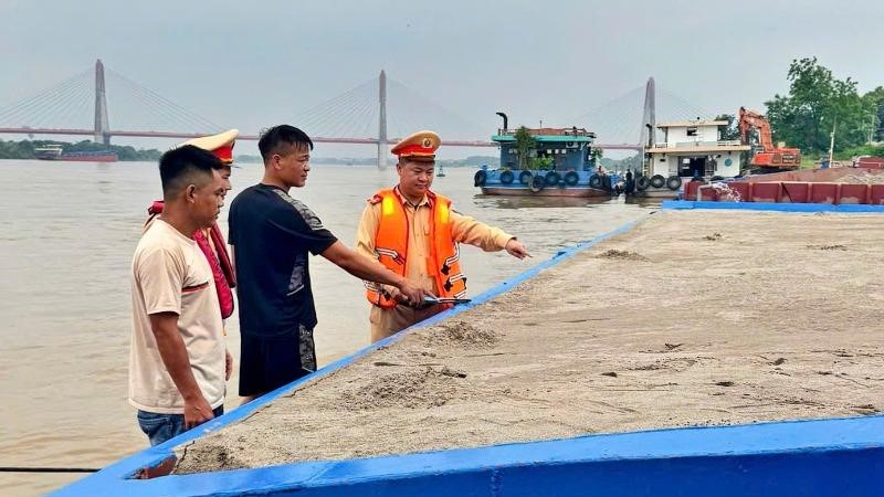 Hà Nội: Tăng cường kiểm tra phương tiện kinh doanh vận tải trên sông Hồng