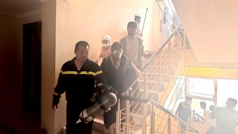 Cháy chung cư E1 Khu đô thị Nam Thăng Long, cảnh sát kịp thời hướng dẫn nhiều cư dân thoát nạn an toàn