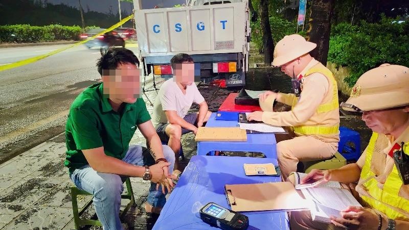 Cảnh sát giao thông Hà Nội xuyên đêm kiểm soát hoạt động vận tải
