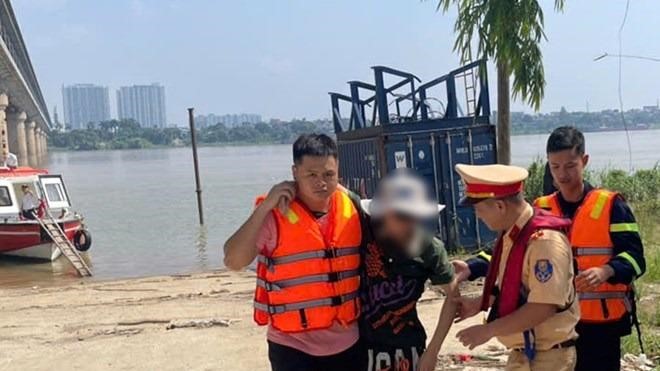  Công an xã Vĩnh Thanh kịp thời giải cứu thành công người tự tử nhảy cầu Thăng Long.