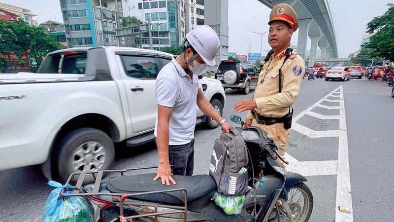 Hà Nội: Phạt nhiều người điều khiển xe mô tô cố tình đi lên đường vành đai 2 trên cao