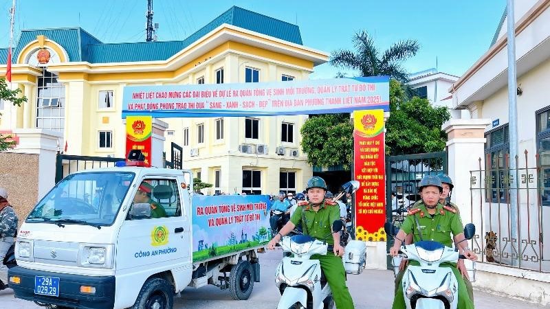 Hơn 200 cán bộ và nhân dân phường Thanh Liệt ra quân vệ sinh môi trường