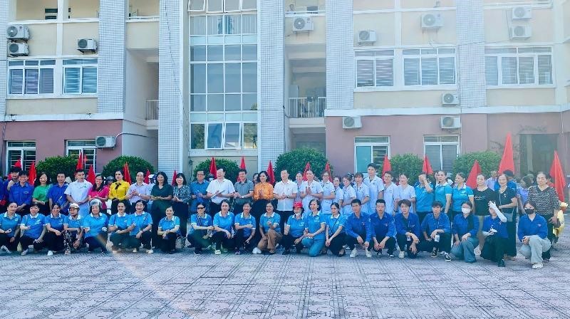 Phường Phú Diễn ra quân tổng vệ sinh môi trường, xây dựng đô thị sáng - xanh - sạch - đẹp