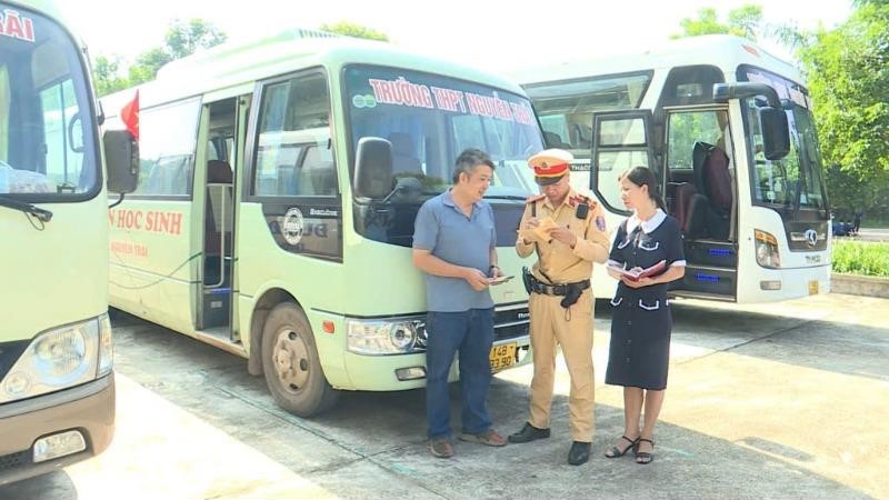 Chủ động bảo đảm an toàn trên xe ô tô đưa đón học sinh