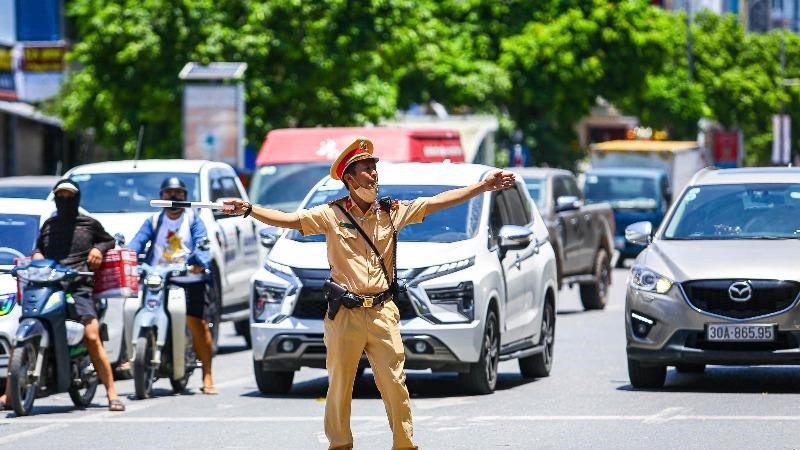 Hà Nội: Cảnh sát giao thông căng mình điều tiết, phân luồng giao thông giữa thời tiết nắng nóng đỉnh điểm
