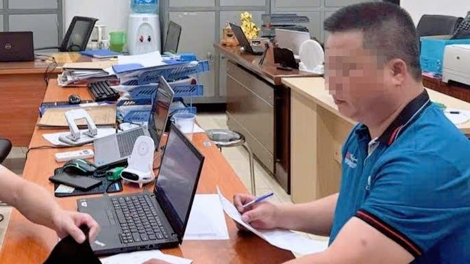 Khẩn trương xác minh người đàn ông rút chìa khóa xe khách trên Vành đai 3