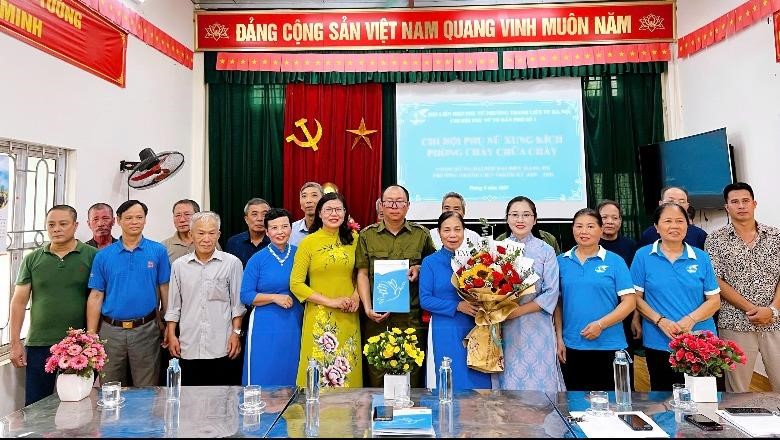 Phường Thanh Liệt gắn biển công trình “Chi hội Phụ nữ xung kích phòng cháy, chữa cháy”