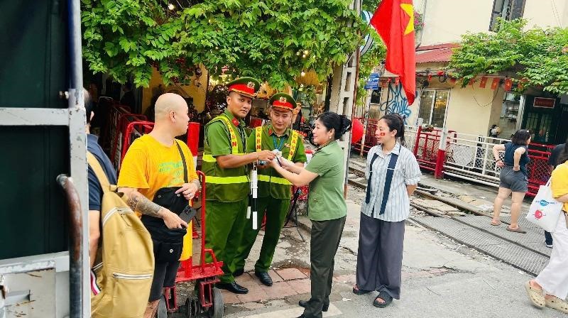 Phụ nữ Công an Thủ đô đồng hành hỗ trợ lực lượng làm nhiệm vụ A80