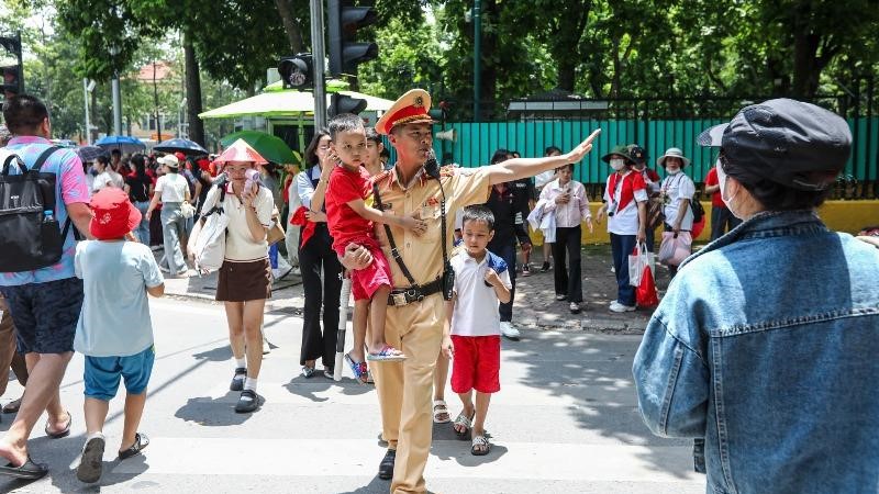 Chiến sĩ Công an Thủ đô để lại dấu ấn đẹp trong lòng nhân dân và du khách quốc tế