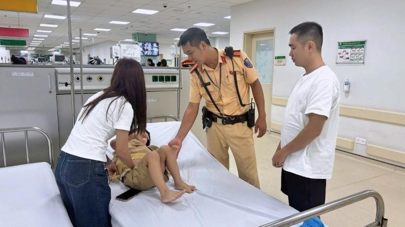 Cảnh sát giao thông Hà Nội kịp thời mở đường đưa cháu bé đi cấp cứu