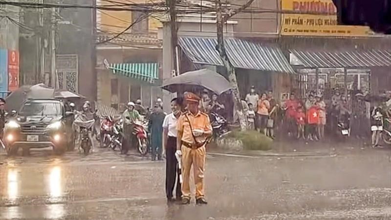 Che ô cho CSGT, người phụ nữ nhận được “cơn mưa” lời khen