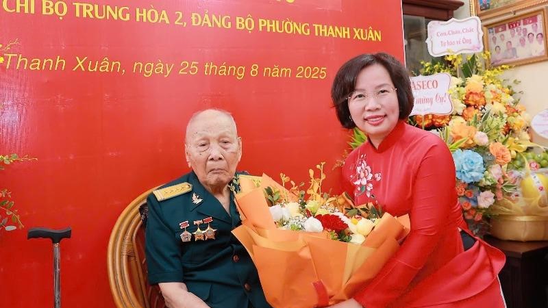 222 đảng viên phường Thanh Xuân được trao Huy hiệu Đảng