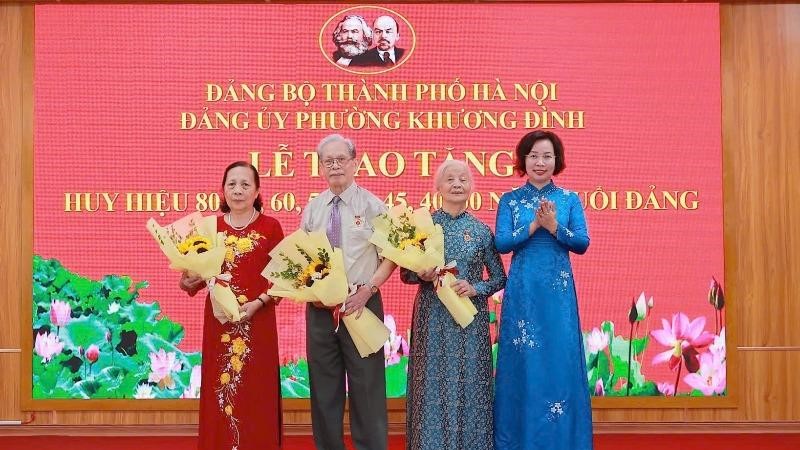Phó Chủ tịch Thường trực Uỷ ban MTTQ Việt Nam TP Hà Nội Bùi Huyền Mai trao Huy hiệu Đảng tại phường Khương Đình 
