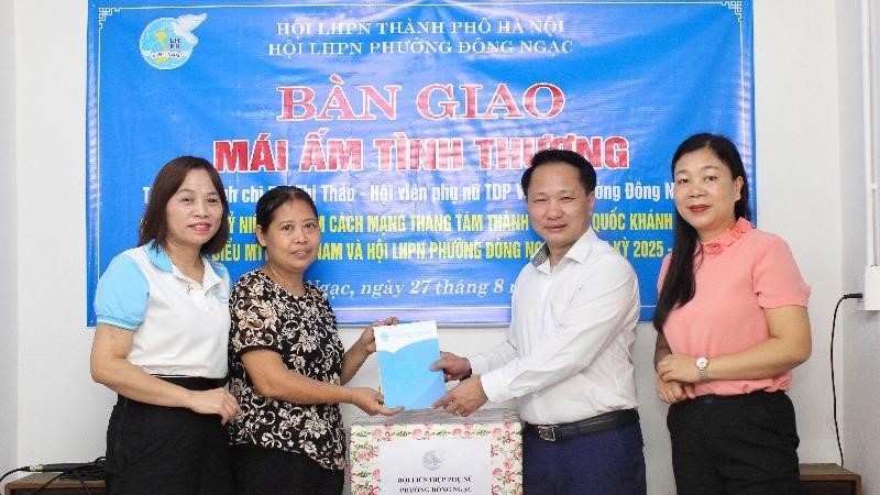 Hội LHPN phường Đông Ngạc bàn giao Mái ấm tình thương cho hội viên khó khăn