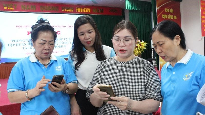 Hội LHPN phường Phú Diễn triển khai phong trào “Bình dân học vụ số”