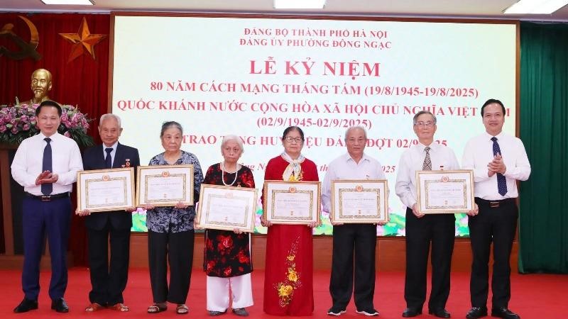 Phường Đông Ngạc trao Huy hiệu Đảng cho 100 đảng viên đợt 2/9