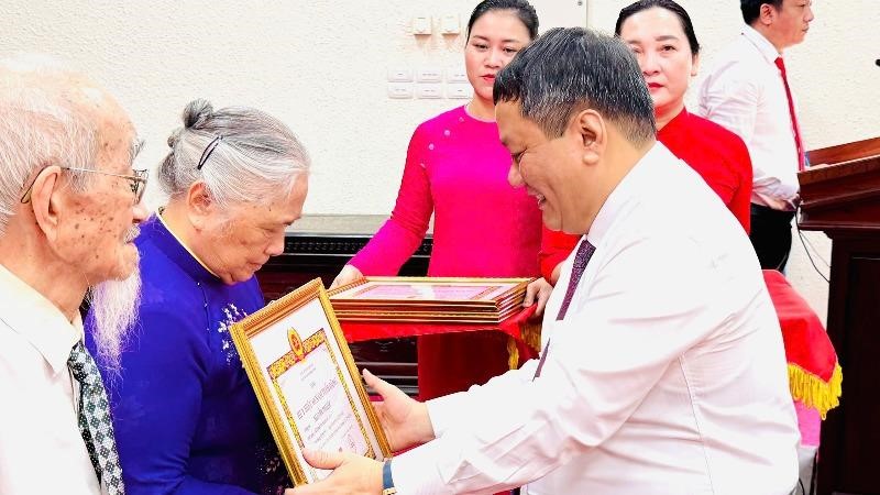 Xã Thanh Trì trao Huy hiệu Đảng cho 62 đảng viên 