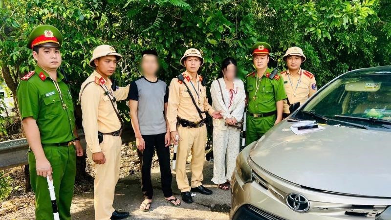 Hà Nội: Đang làm nhiệm vụ, Cảnh sát giao thông phát hiện, bắt giữ một phụ nữ tàng trữ ma túy