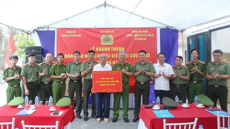 Công an Hà Nội bàn giao nhà cho hội viên Hội Cựu Công an nhân dân