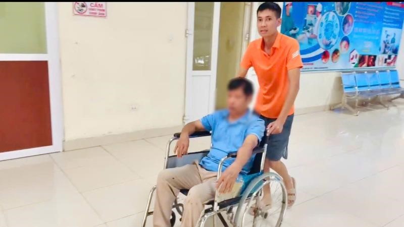 Trên đường đi làm nhiệm vụ, Đại úy Cảnh sát giao thông hỗ trợ người gặp nạn