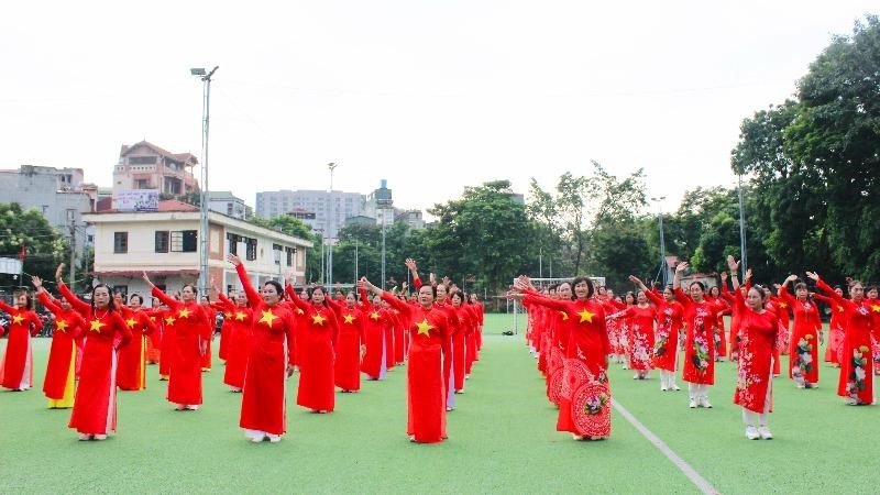 Phụ nữ phường Phú Diễn đồng diễn dân vũ chào mừng Quốc khánh 2/9