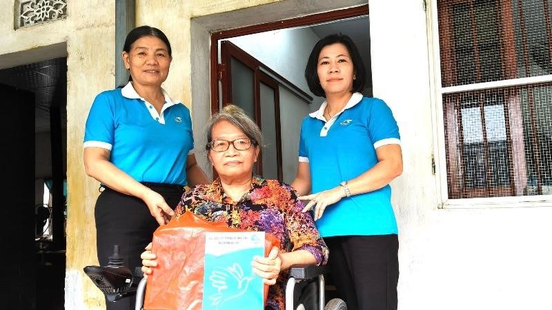 Hội Phụ nữ xã Thanh Trì trao quà cho hội viên phụ nữ khó khăn