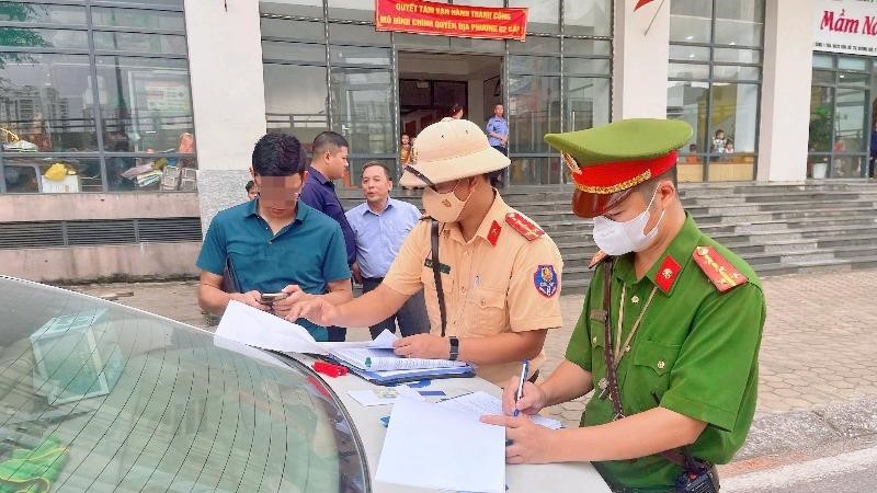 Hà Nội: Xử lý loạt xe dừng đỗ sai quy định trên đường Nguyễn Trạc 
