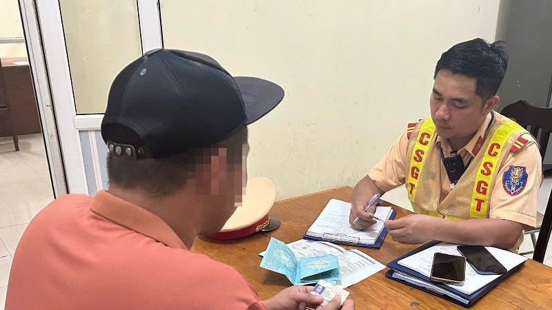 Xử lý xe tải làm chảy nước xuống đường, gây nguy hiểm cho người tham gia giao thông