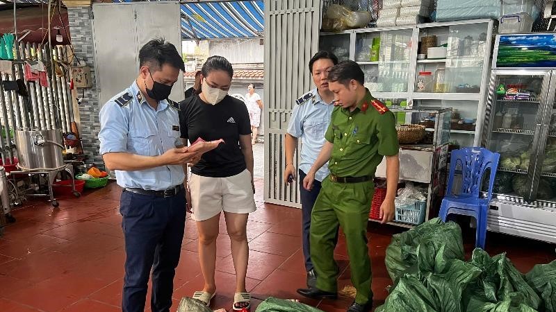 Gẩn 1 tấn xúc xích “trôi nổi” bị chặn đứng trước Tết Trung thu     