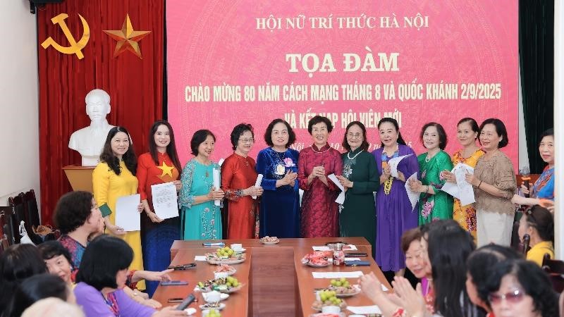 Nữ trí thức Hà Nội khẳng định vai trò trong xây dựng xã hội tri thức