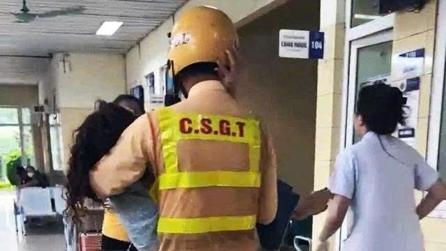 Hà Nội: CSGT mở đường 8 km, đưa người phụ nữ gặp nạn vào viện kịp thời