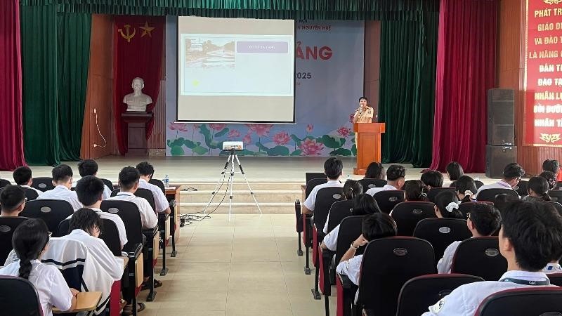 Gần 1.000 học sinh Trường THPT chuyên Nguyễn Huệ được trang bị kiến thức an toàn giao thông