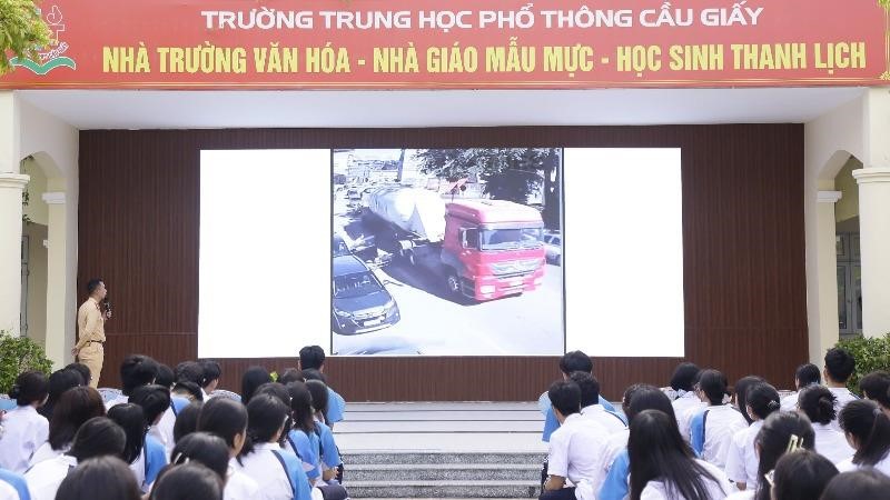 CSGT Hà Nội tuyên truyền an toàn giao thông cho hơn 5.500 học sinh, giáo viên ba cấp học