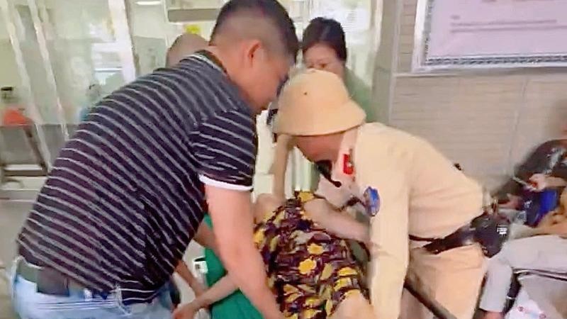 Hà Nội: Cảnh sát giao thông kịp thời mở đường đưa người dân đi cấp cứu