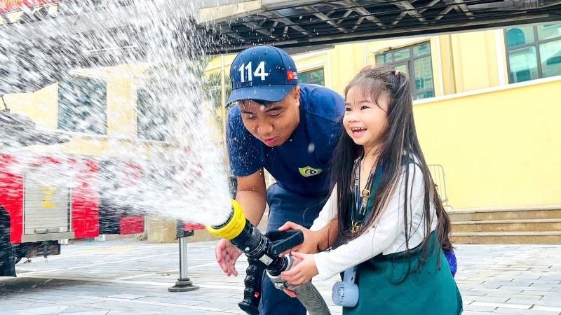 Khi trẻ mầm non được làm... lính cứu hỏa