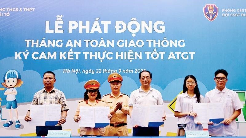 Hà Nội: Phát động tháng an toàn giao thông và ký cam kết chấp hành tại nhiều trường học