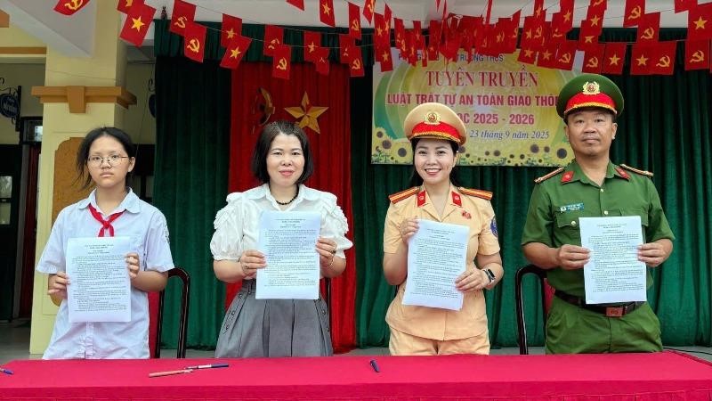 Phổ biến kiến thức về an toàn giao thông cho 1.500 học sinh trường THCS Trung Giã