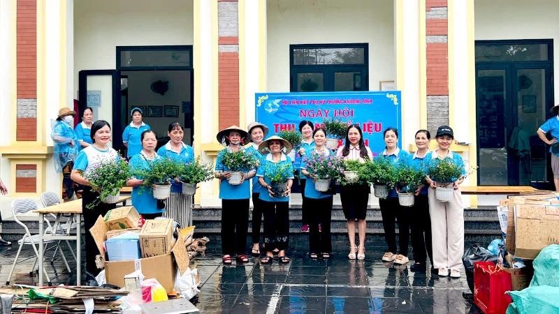 Phụ nữ Khương Đình đổi phế liệu lấy cây xanh, gây quỹ ủng hộ phụ nữ và trẻ em khó khăn