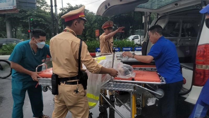 Hà Nội: Tình quân dân trong mưa bão