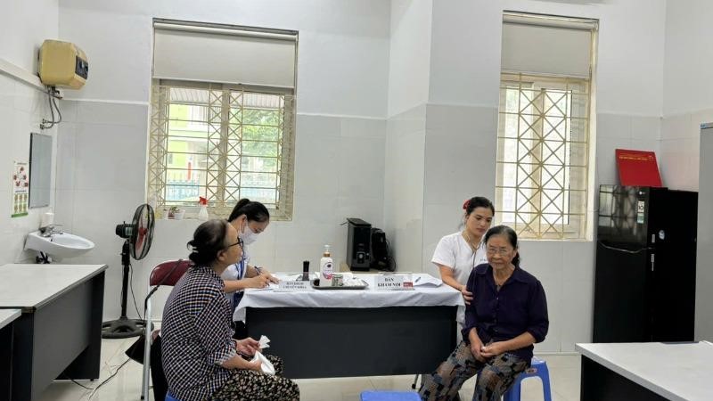 Phường Việt Hưng đẩy mạnh hoạt động chăm sóc sức khỏe người cao tuổi
