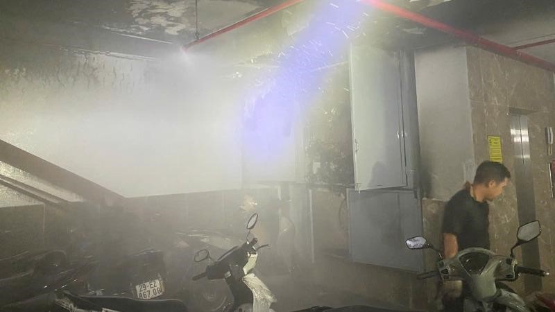 Hà Nội: Hướng dẫn nhiều người dân thoát nạn trong đám cháy tại phường Thanh Liệt