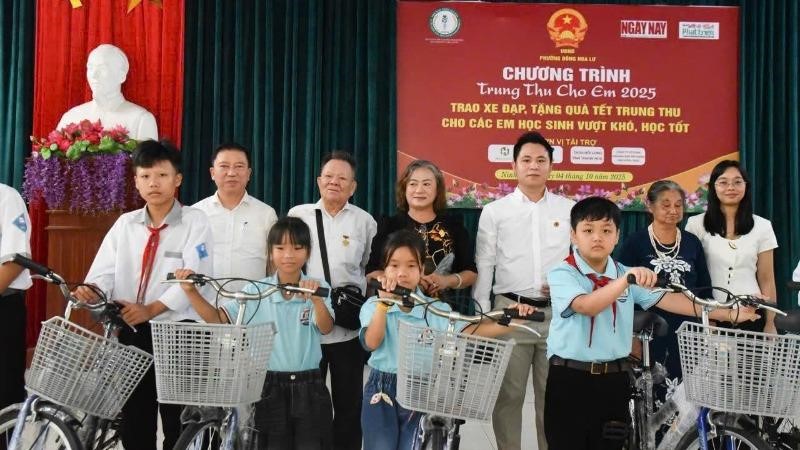 Hơn 300 suất quà Trung thu ý nghĩa đến tay học sinh nghèo vượt khó