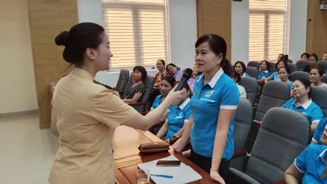 Phường Xuân Đỉnh: Phổ biến, giáo dục pháp luật về an toàn giao thông cho 250 cán bộ, hội viên phụ nữ