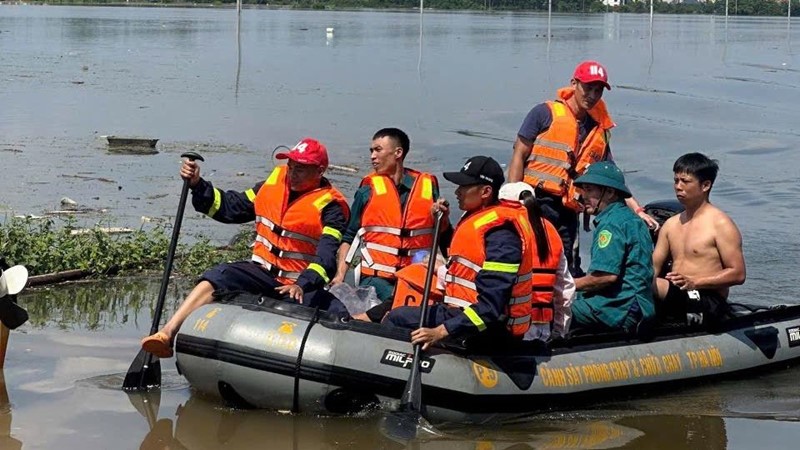 Công an Thành phố tổ chức hỗ trợ người dân xã Trung Giã khắc phục hậu quả mưa lũ