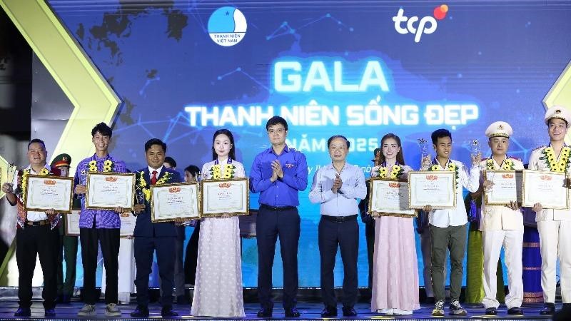 Tôn vinh 20 “Thanh niên sống đẹp” lan tỏa năng lượng tích cực trong cộng đồng