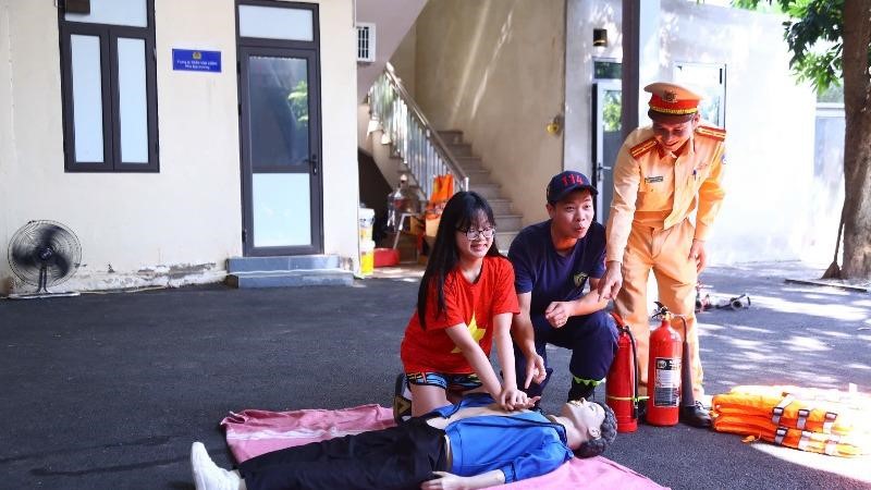 Công an Hà Nội tập huấn kỹ năng cứu người đuối nước cho học sinh 