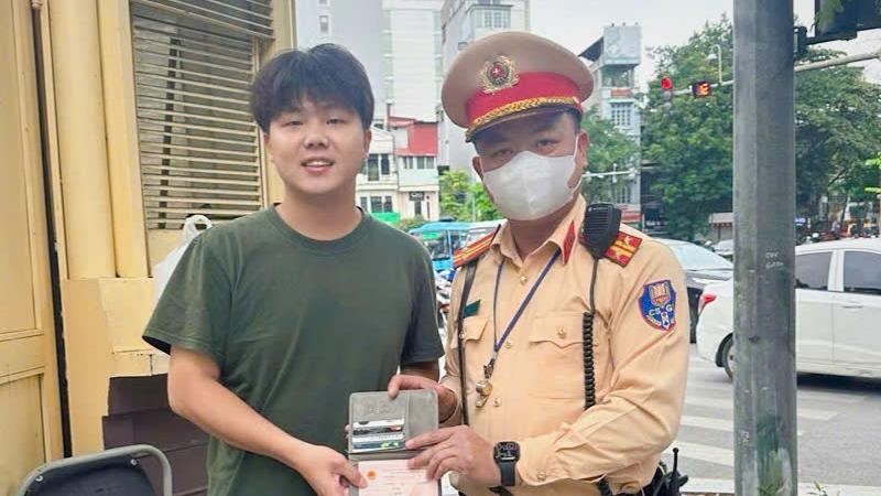 Hà Nội: Cảnh sát giao thông kịp thời hỗ trợ du khách Trung Quốc tìm lại tài sản thất lạc